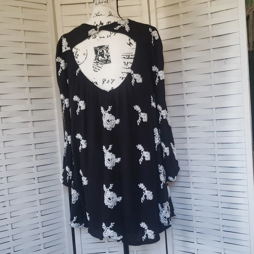 Black and White Floral Blouse - Picture 2 of 7